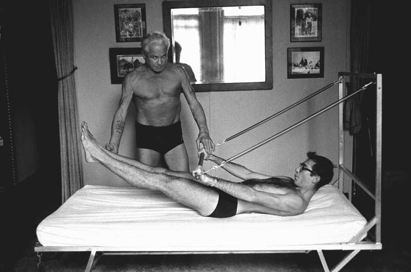 Joseph Pilates num dos seus treinos Joseph Pilates num dos seus treinos