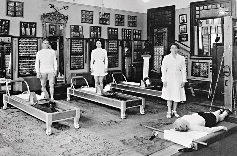 Joseph Pilates no seu estúdio em Nova York. Joseph Pilates no seu estúdio em Nova York.